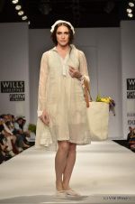 Model walk the ramp for Pero by Aneeth Arora Show at Wills Lifestyle India Fashion Week 2012 day 4 on 9th Oct 2012 (74).JPG